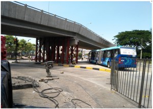 Los buses del sistema Metrovía ya pueden circular desde este lunes por debajo del paso a desnivel de la av. de Las Américas, frente al Coliseo Voltaire Paladines Polo, una vez que el viaducto fue reforzado tras resultar afectado por el sismo del pasado 16 de abril.