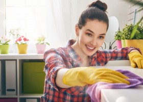 woman makes cleaning